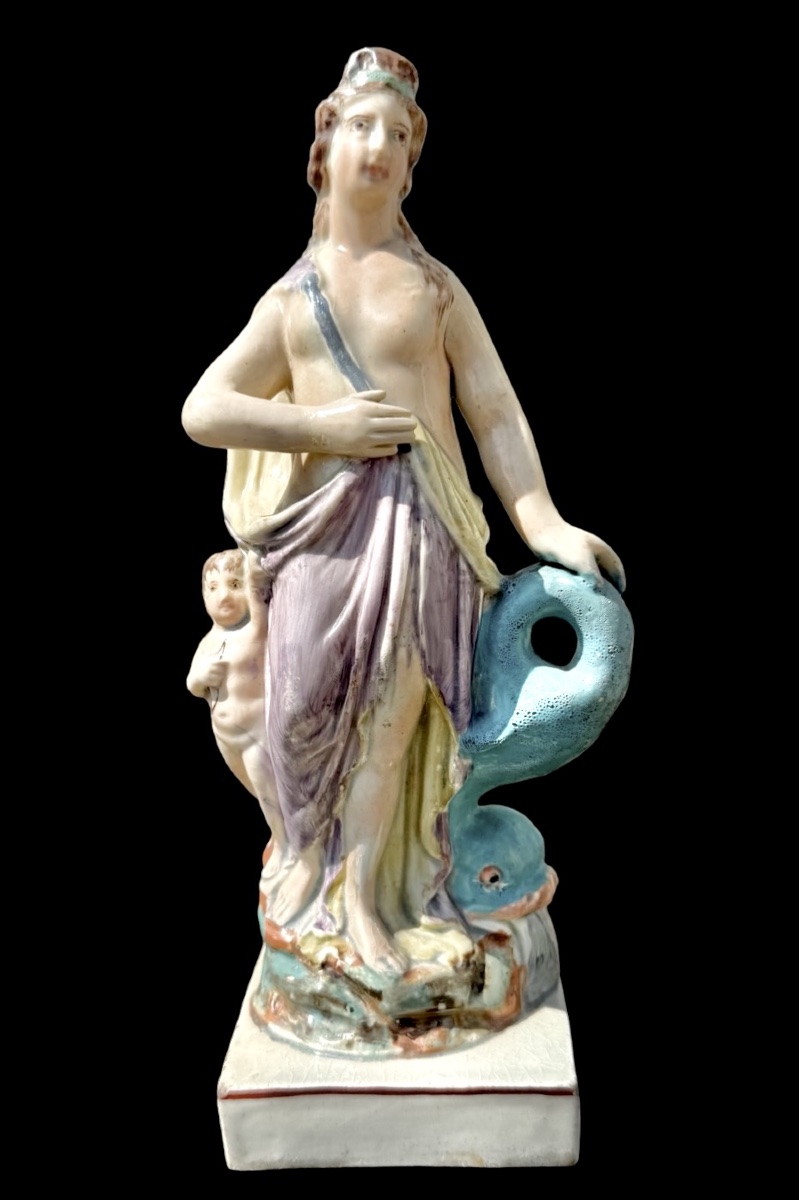 Figura in terraglia  policroma ( pearlware) di Venere con delfino e cherubino. Inghilterra.