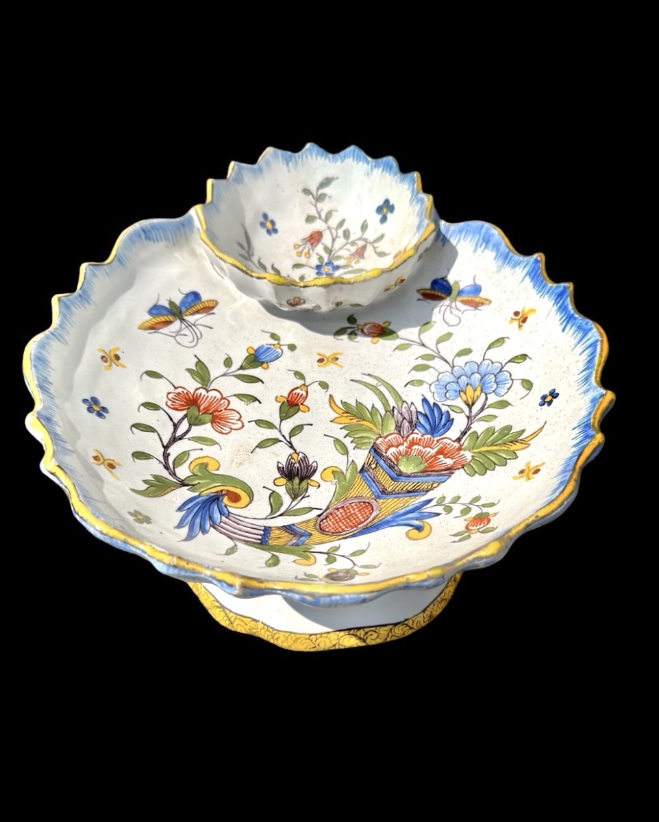 Centrotavola in maiolica policroma con piede sagomato e bordo superiore lobato. -photo-2