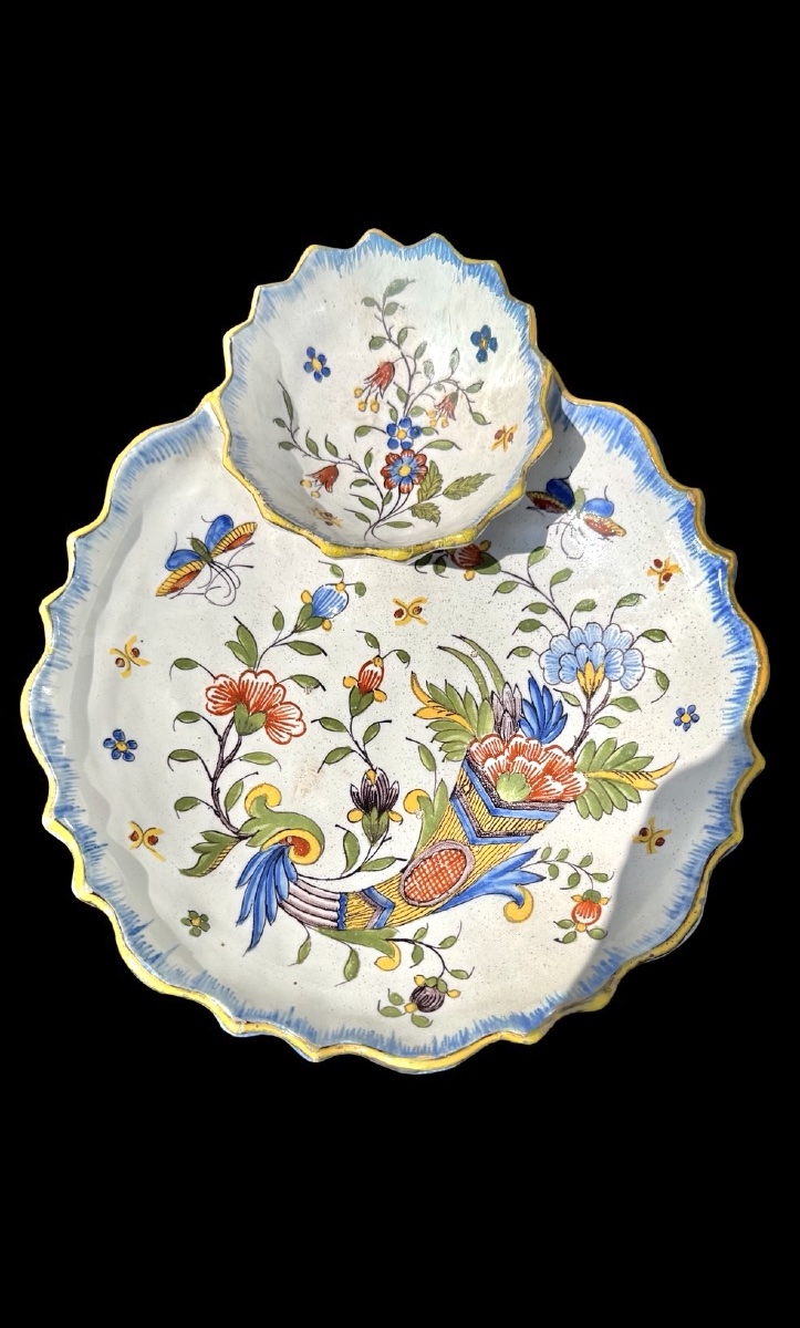 Centrotavola in maiolica policroma con piede sagomato e bordo superiore lobato. -photo-3