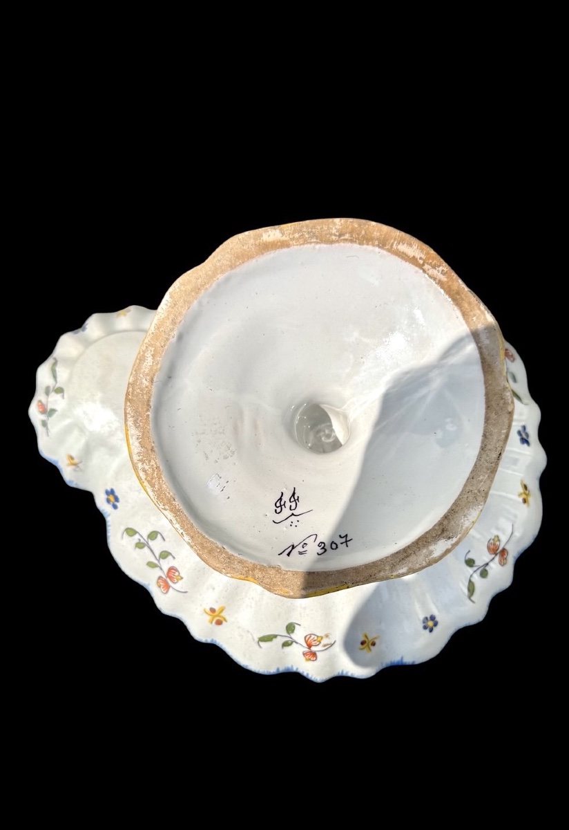 Centrotavola in maiolica policroma con piede sagomato e bordo superiore lobato. -photo-4