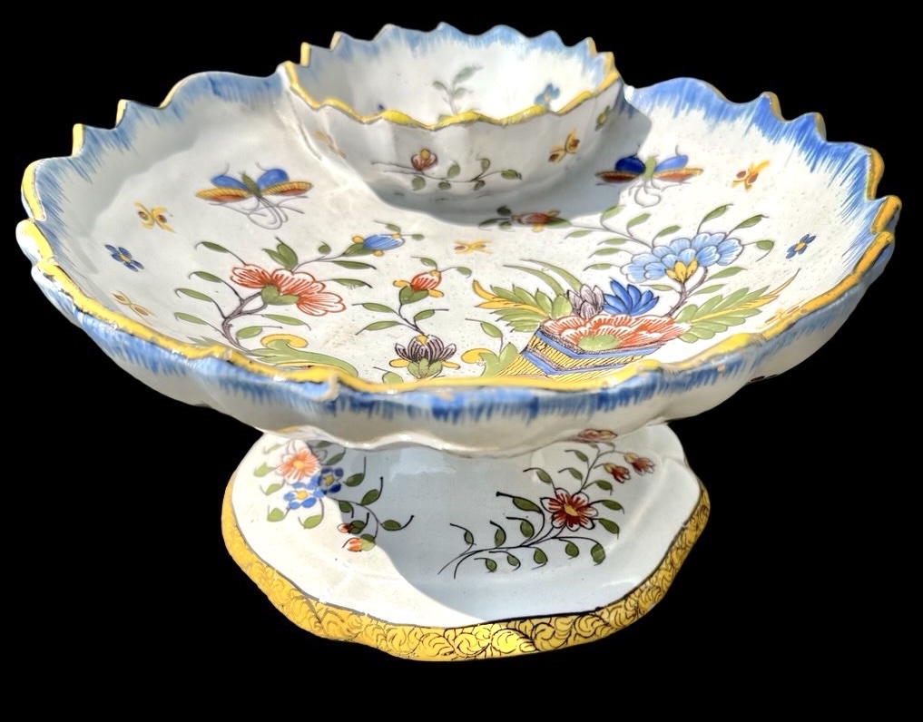 Centrotavola in maiolica policroma con piede sagomato e bordo superiore lobato. 