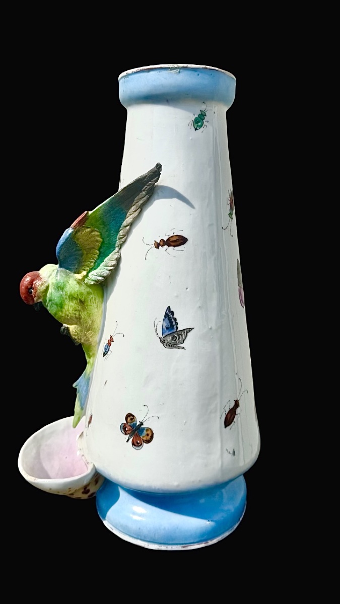vaso in porcellana con pappagallo applicato e vaschetta.Decorazione a insetti e farfalle.-photo-2