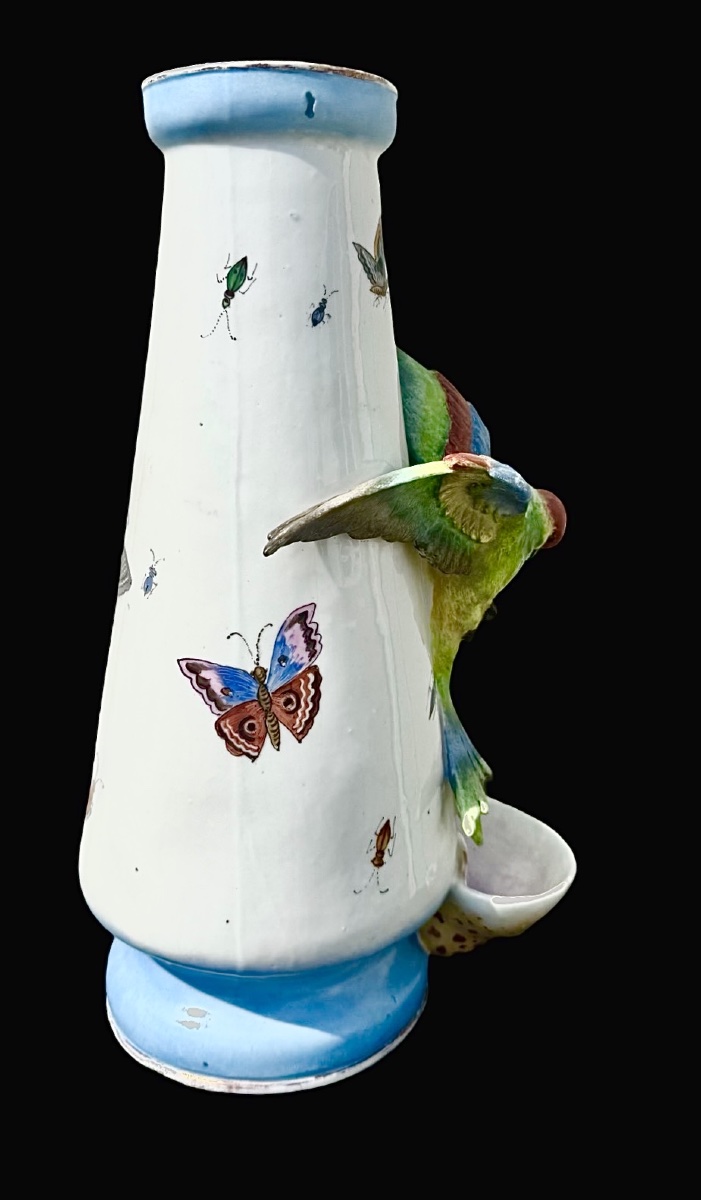 vaso in porcellana con pappagallo applicato e vaschetta.Decorazione a insetti e farfalle.-photo-4
