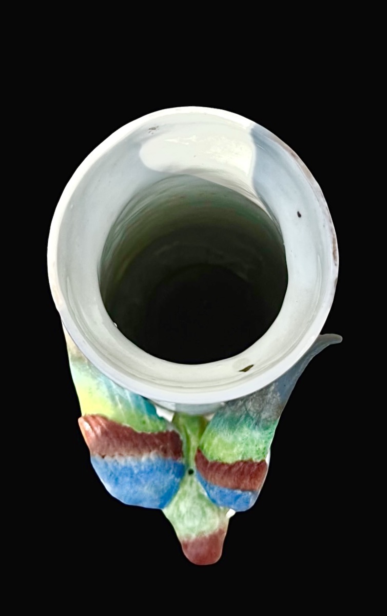 vaso in porcellana con pappagallo applicato e vaschetta.Decorazione a insetti e farfalle.-photo-4