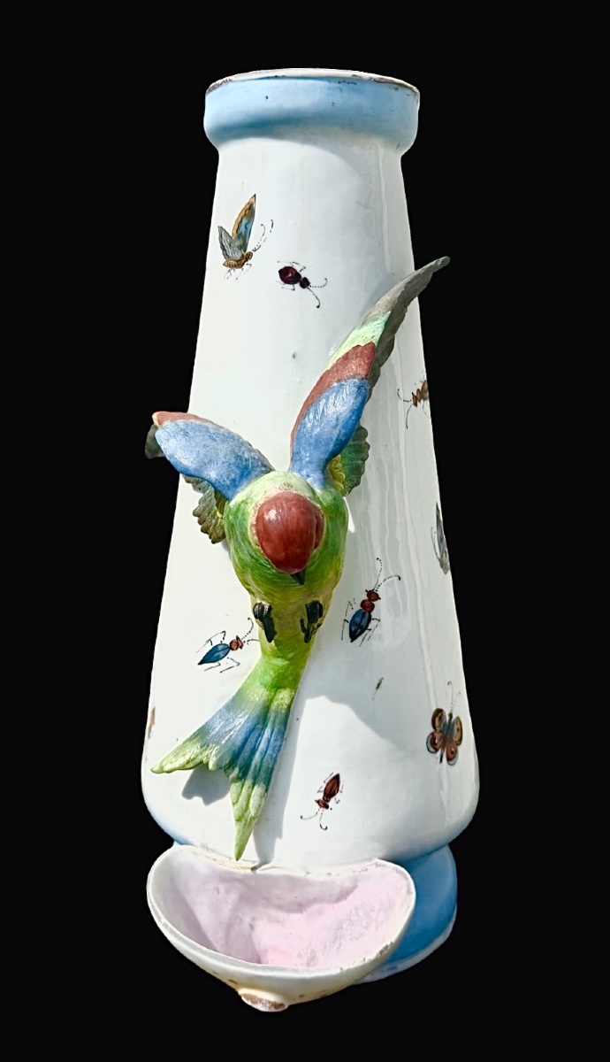 vaso in porcellana con pappagallo applicato e vaschetta.Decorazione a insetti e farfalle.