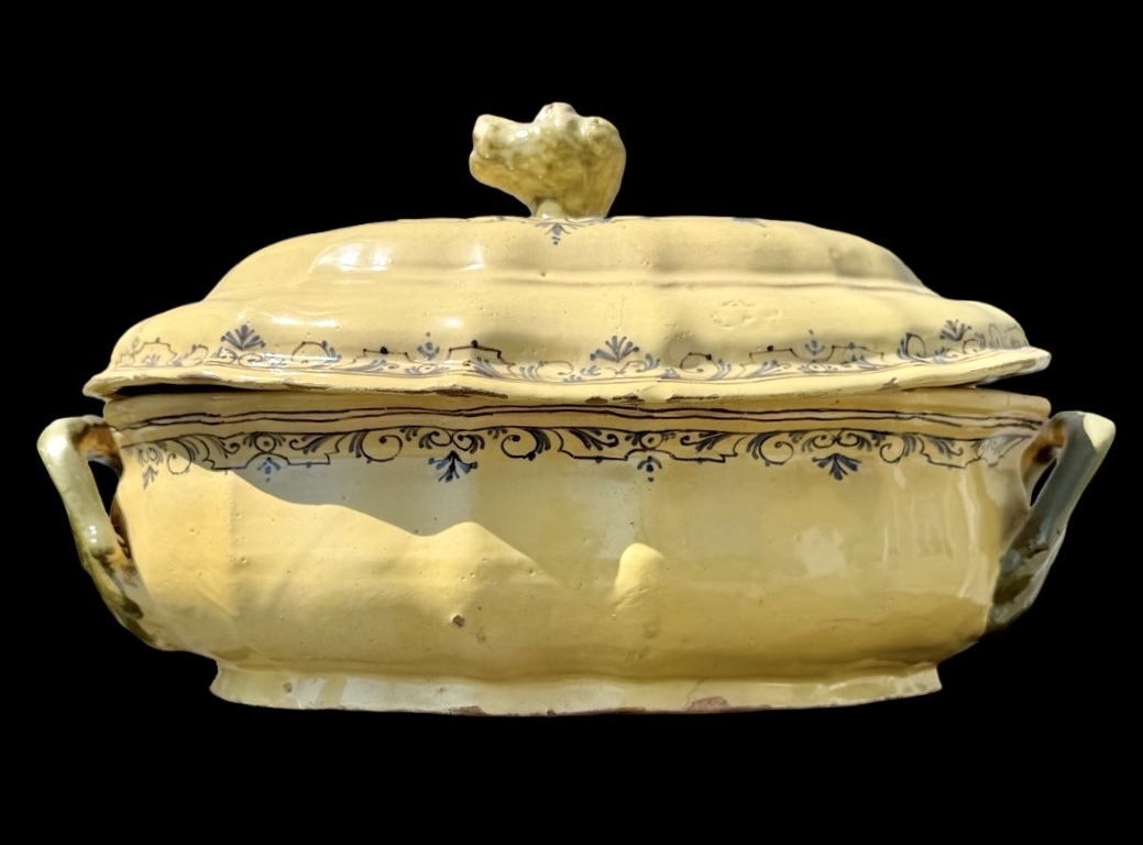 Zuppiera in maiolica  di forma lobata a sfondo giallo con decori a volute rocaille-photo-2