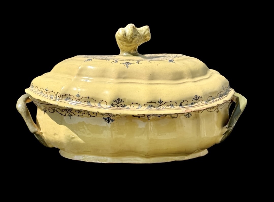 Zuppiera in maiolica  di forma lobata a sfondo giallo con decori a volute rocaille-photo-3