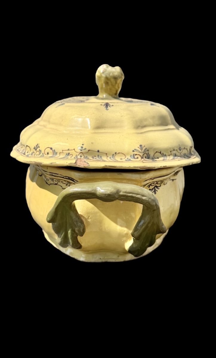 Zuppiera in maiolica  di forma lobata a sfondo giallo con decori a volute rocaille-photo-4