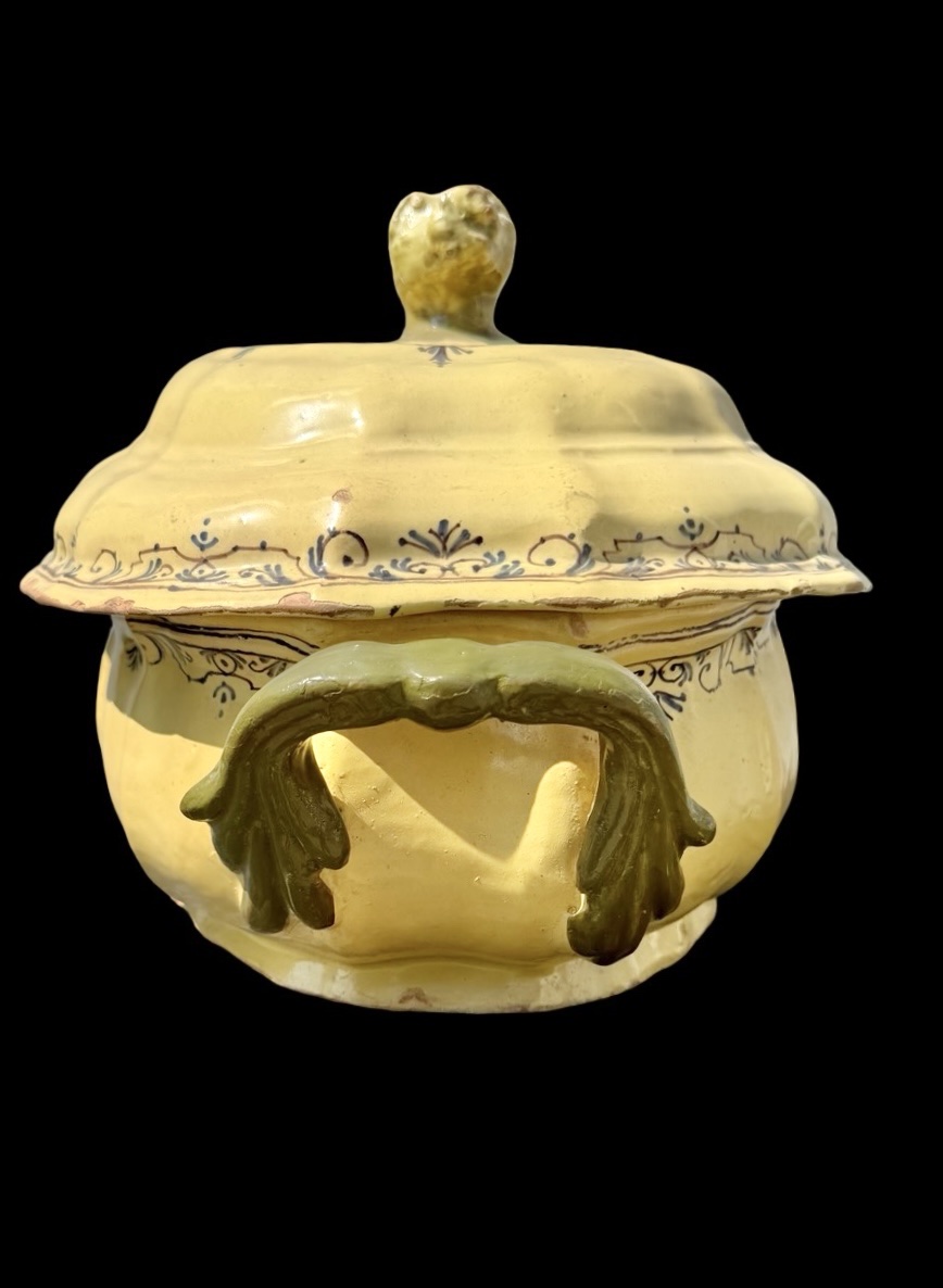 Zuppiera in maiolica  di forma lobata a sfondo giallo con decori a volute rocaille-photo-1