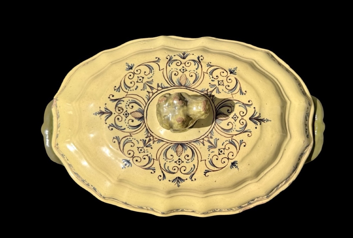 Zuppiera in maiolica  di forma lobata a sfondo giallo con decori a volute rocaille-photo-2