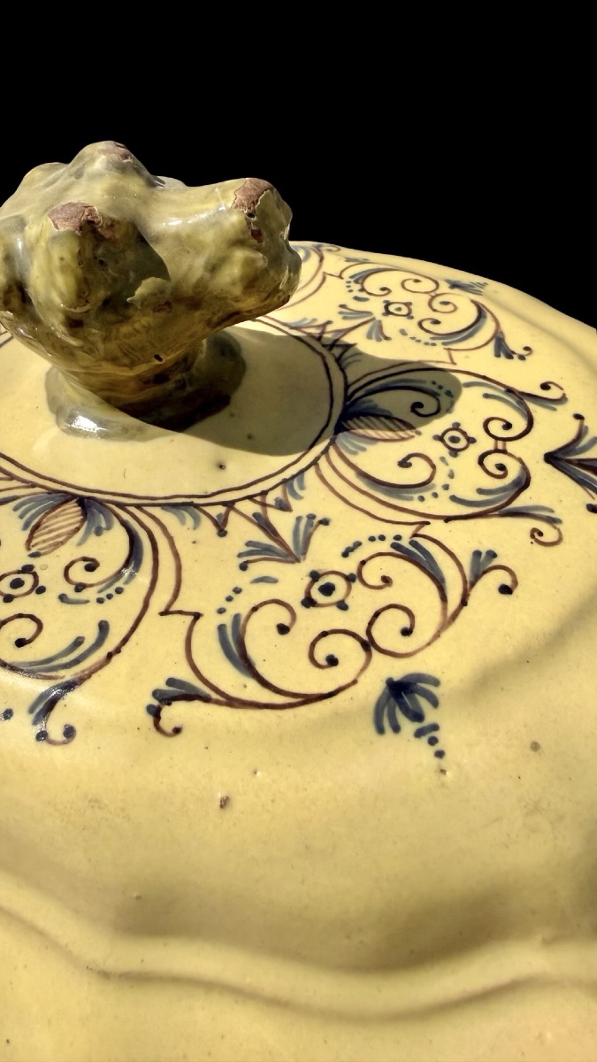 Zuppiera in maiolica  di forma lobata a sfondo giallo con decori a volute rocaille-photo-3