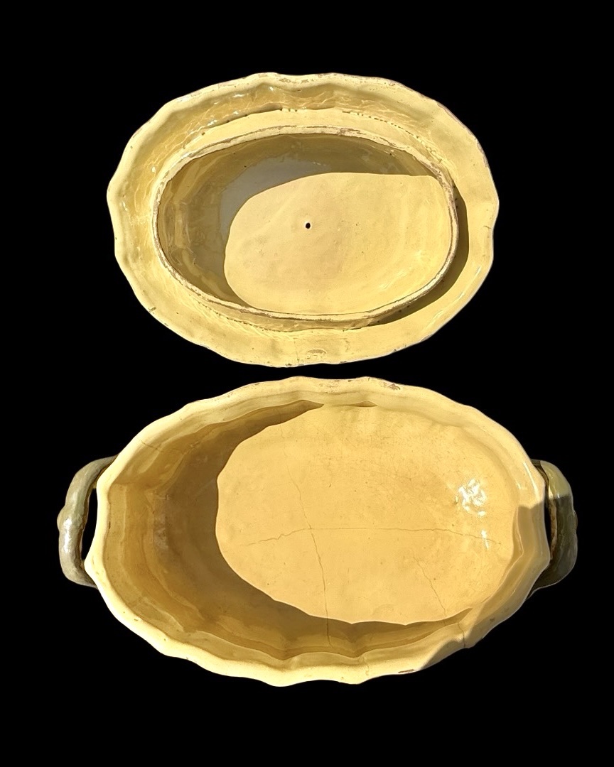 Zuppiera in maiolica  di forma lobata a sfondo giallo con decori a volute rocaille-photo-4