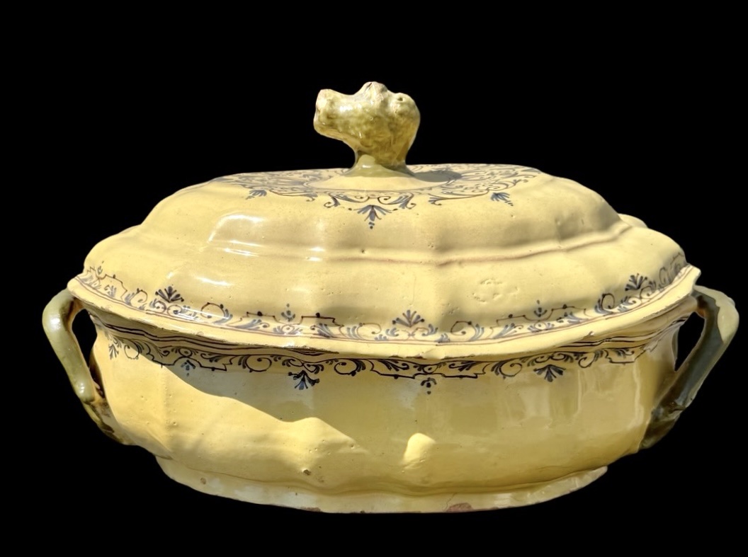 Zuppiera in maiolica  di forma lobata a sfondo giallo con decori a volute rocaille