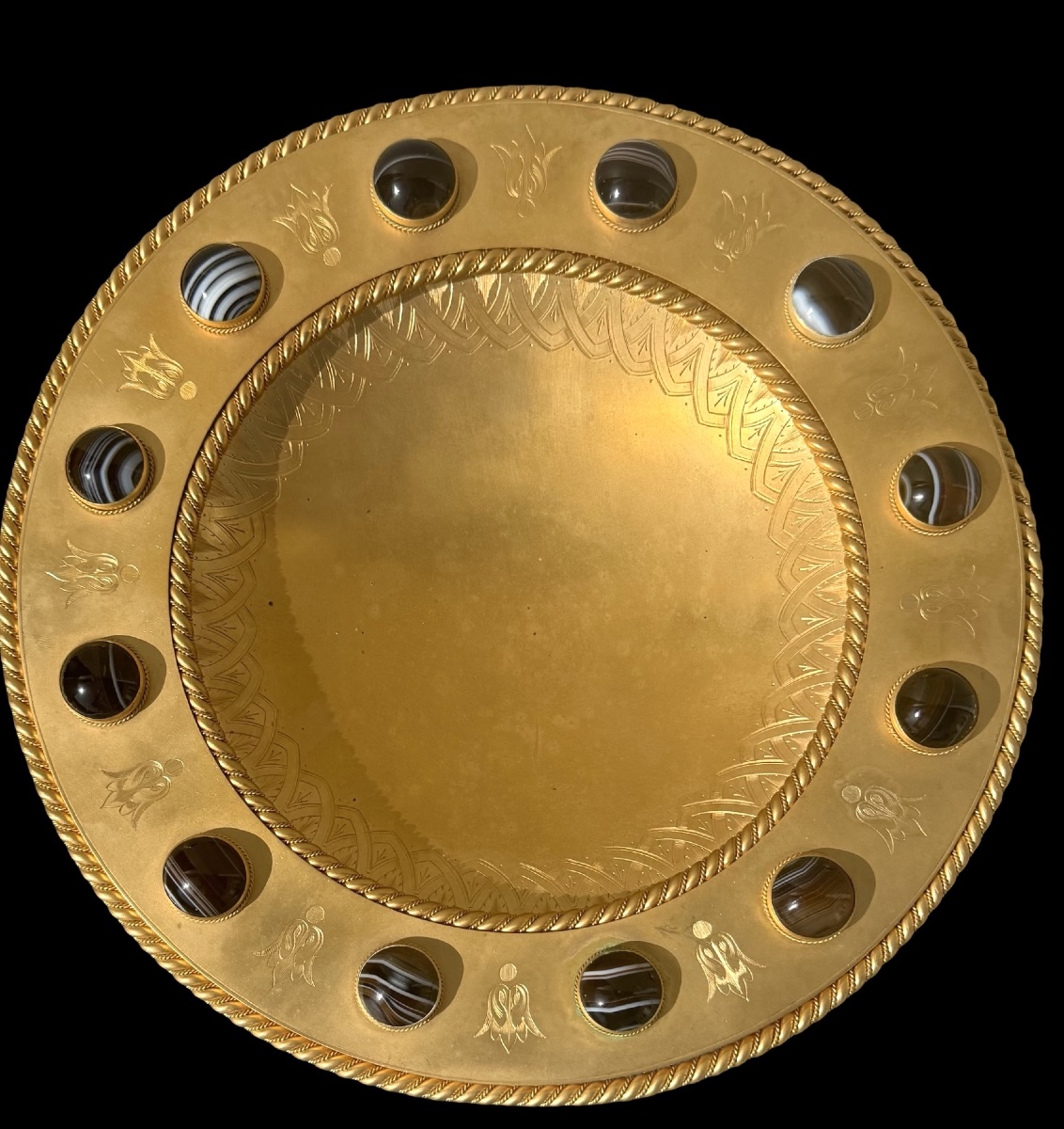 Coppa centrotavola in bronzo dorato con pietre agate incastonate-photo-3