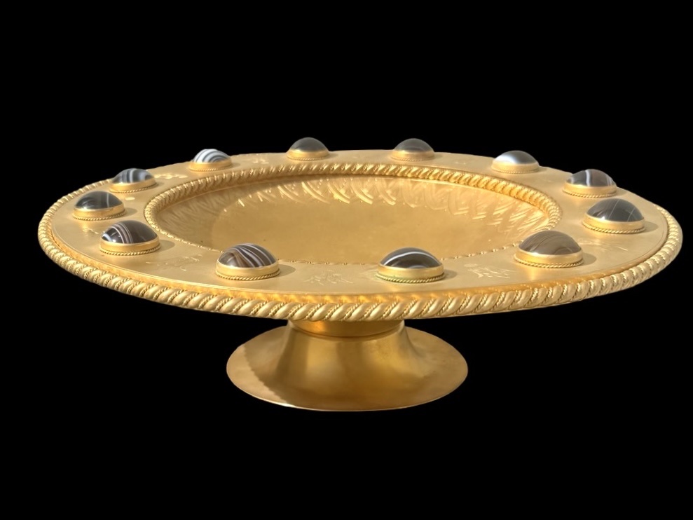Coppa centrotavola in bronzo dorato con pietre agate incastonate