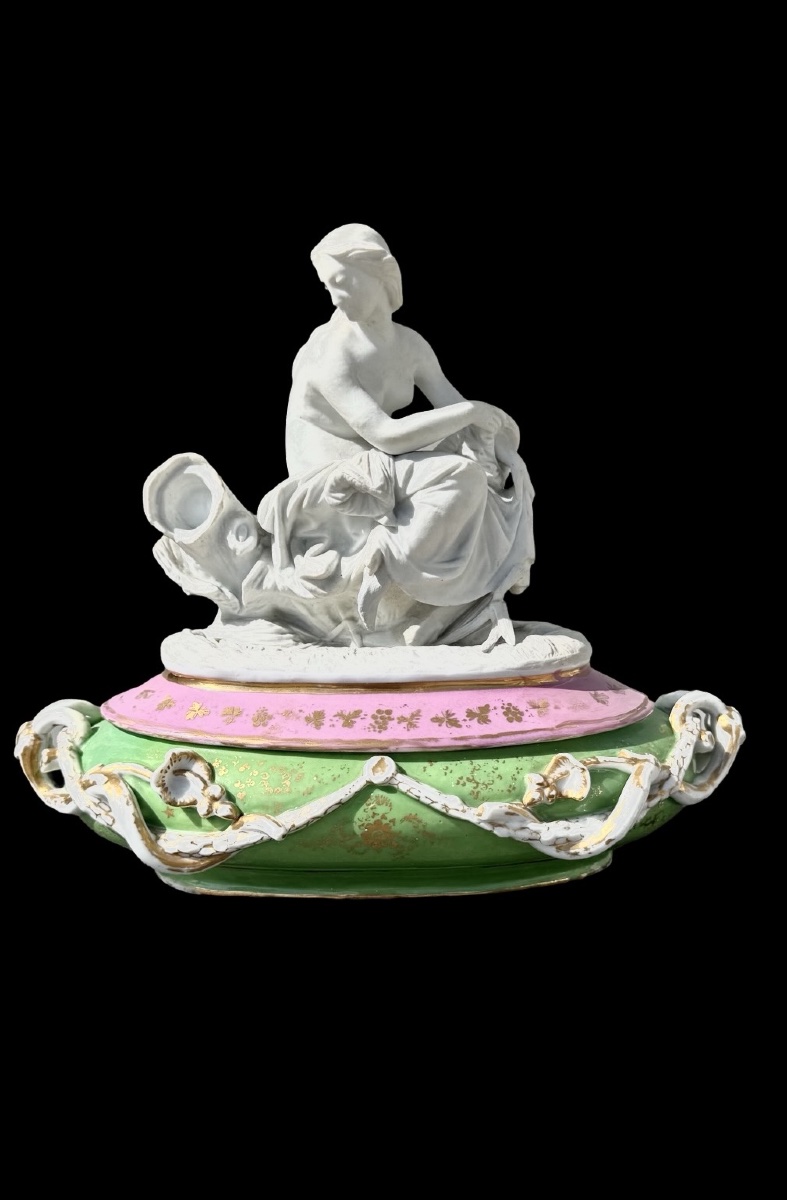 Scatola in porcellana policroma con coperchio a forma di figura femminile neoclassica 