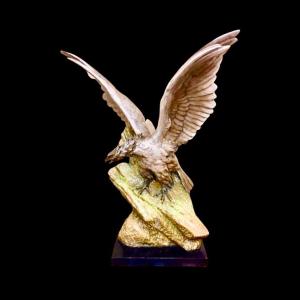 Grande scultura in ceramica raffigurante un aquila.Guido Cacciapuoti.