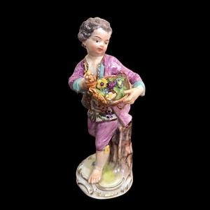 Figurina in porcellana di Meissen,bimbo con cesto di fiori.