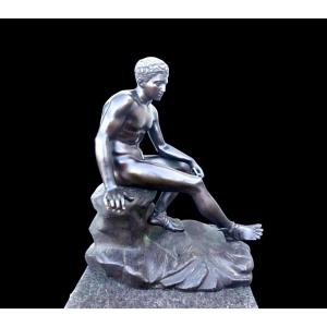 Scultura in bronzo raffigurante Mercurio seduto.