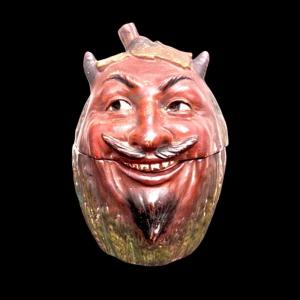 Scatola tabacchiera in terracotta raffigurante zucca a forma di testa di Mefistofele sorridente