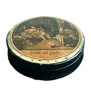 Scatola tabacchiera in papier mache’ con iscrizione: la fille mal garde’.Francia.