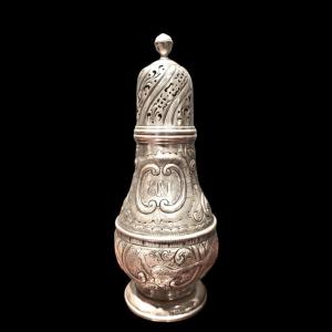 Spargizucchero in argento con motivi  animali,rocaille e medaglione con iniziali incise.