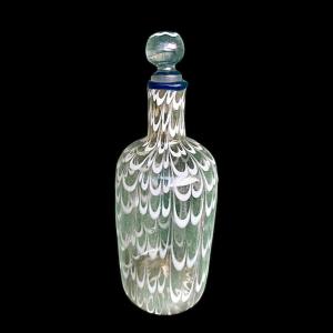 Bottiglia in vetro soffiato con decoro pettinato lattimo ( o a piume) e blu Murano.