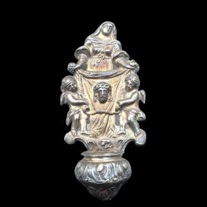 Acquasantiera in argento sbalzato raffigurante Santa Veronica 
