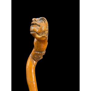 Bastone popolare in legno di bosso con due figure grottesche e serpente.