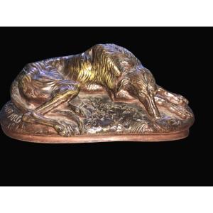 Scultura in bronzo su base di marmo raffigurante cane levriero dormiente.firmato