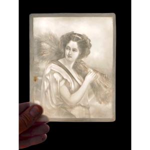 Litofania in porcellana bisquit con bassorilievo raffigurante figura femminile