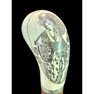 Bastone con pomolo in avorio globulare laterale con incisione raffigurante figura femminile 
