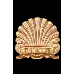 Leggio a forma di conchiglia in legno intagliato e dorato con motivi rocaille. 