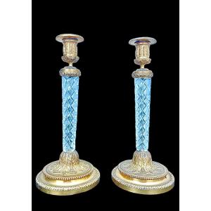 Coppia di candelieri con base e coppa in bronzo dorato 