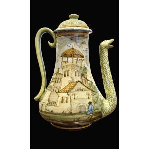 Caffettiera in maiolica a corpo piriforme con beccuccio a forma di serpente.