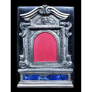 Pace-edicola’in argento sbalzato con inserto in lapislazzuli.