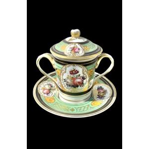 Tazza da puerpera in porcellana con decori a campi floreali,motivi geometrici,lumeggiature oro.