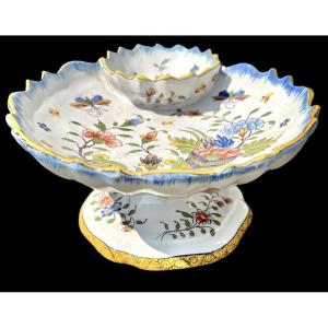 Centrotavola in maiolica policroma con piede sagomato e bordo superiore lobato. 