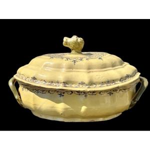 Zuppiera in maiolica  di forma lobata a sfondo giallo con decori a volute rocaille