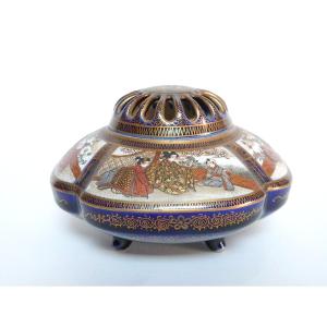 Satsuma Kinkozan Japanese Stoneware Incense Burner With Gold Decoration, Kyoto, Meiji Era 