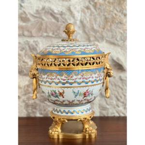 A Cup With Lid, Potpourri In Paris Porcelain And Gilt Bronze, 20th Century.