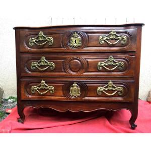 Commode d'époque Louis XV Galbée Régionale Noyer Trois Tiroirs Décorée De Bronzes à La Couronne