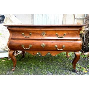 Large Louis XV Period Walnut Chest Of Drawers With Embossed Front In Blond Walnut