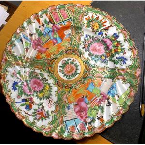 Chinese Canton Famille Verte Plate With Scalloped Edge And 4 Flower And Life Scene Cartouches18