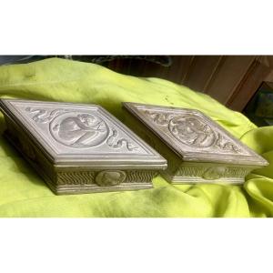 Pair Of Boxes In The Image Of The "grand Tour", Trapezoid In Patinated White Clay With Antique Ornamentation