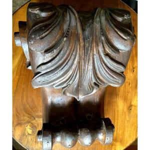 Generous Corbeau In Solid Carved Stained Wood, With A Generous Scrolling Acanthus Leaf