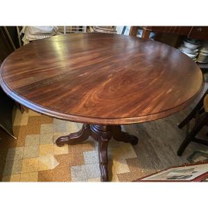 Generous Oval English Pedestal Table, 19th Century, With An Ornate Central Pedestal In Red Mahogany And A Swiveling Top