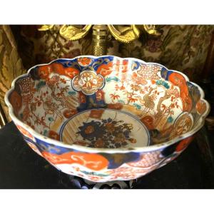 Very Beautiful  L Imari Bowl With A Scalloped Rim And Traditional Motifs In Gold, Blue And Red.