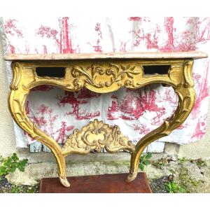 Charming Baroque Console Table In Gilded Wood, 18th Century, Louis XV Style, Carved With Pink Veined Marble Top