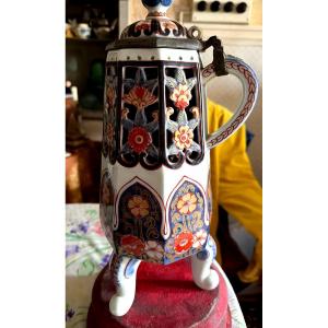 Covered Japanese Imari Porcelain Tea Jug On Three Feet Forming A Tea Fountain, 19th Century